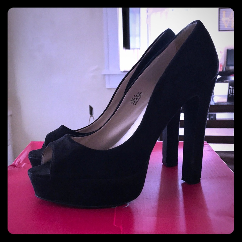 Peep toe pump
